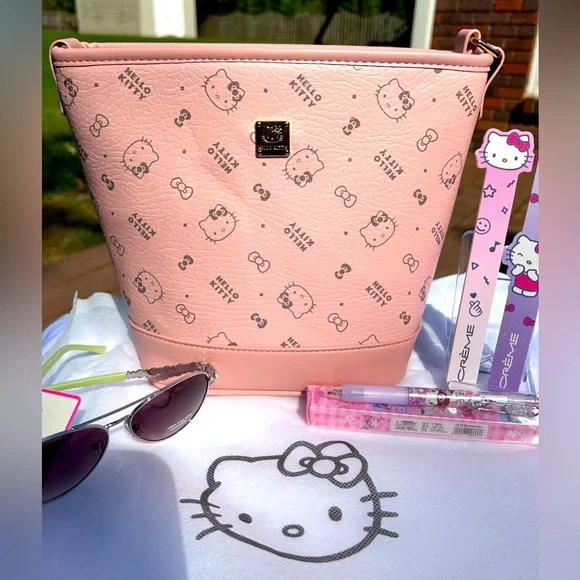 Hello Kitty Pink Crossbody Bundle - Picture 2 of 15
